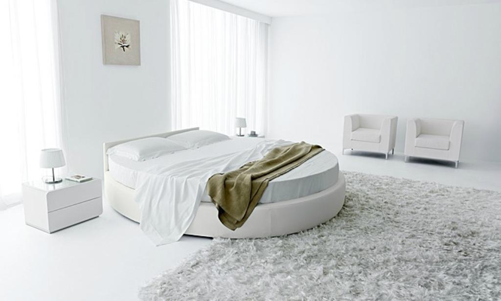 Белая кровать в интерьере спальни с фото