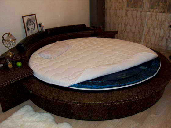Круглая кровать с водяным матрасом