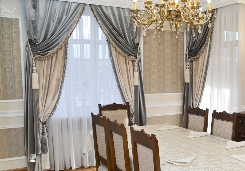 Двухслойные шторы в интерьере классической гостиной