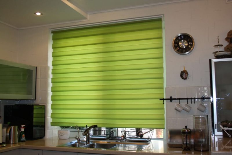 Зеленая штора день-ночь на кухонном окне