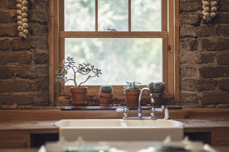 Деревянное окно в деревенской кухне