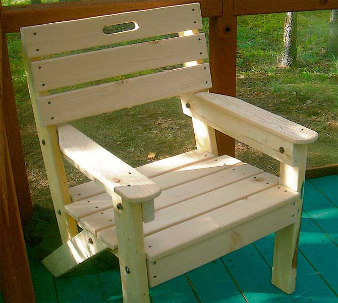 Садовый стул простой конструкции.
