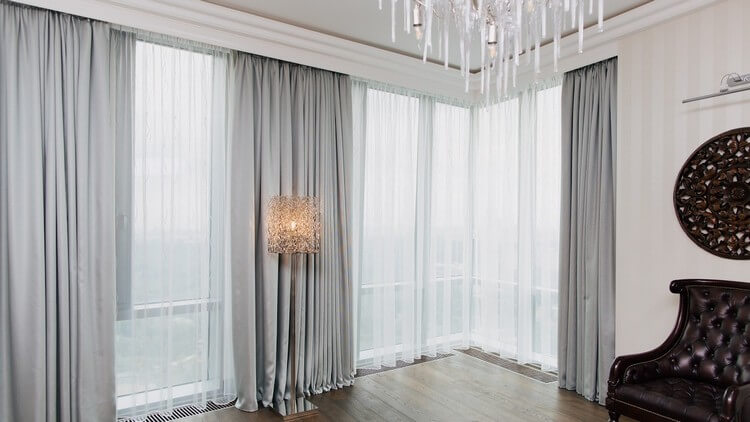 Дизайн штор в гостиной: современные идеи 2022 года