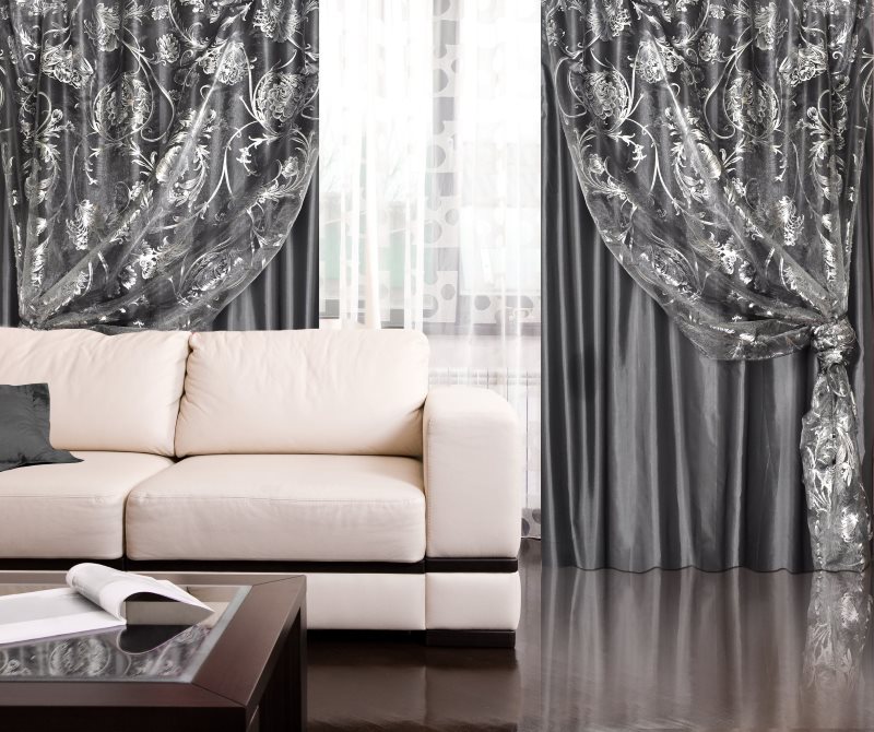 Двойные серые шторы в гостиной с блестящим полом
