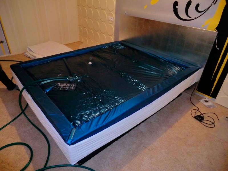 Кровать с матрасом, наполненным водой