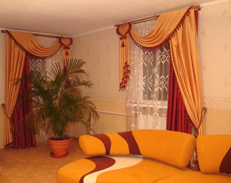 Красивые двойные шторы в современной гостиной