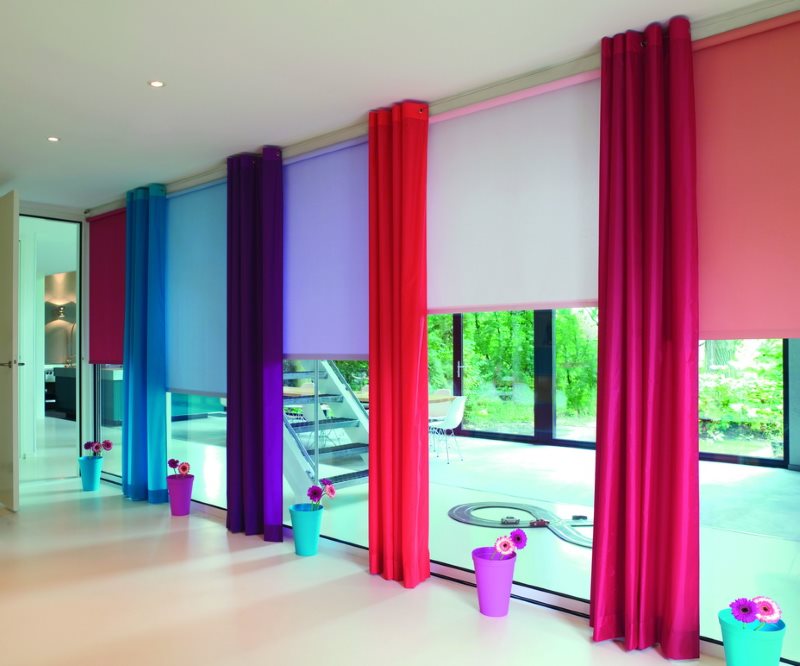 Разноцветные шторы из плотной ткани на панорамном окне в гостиной