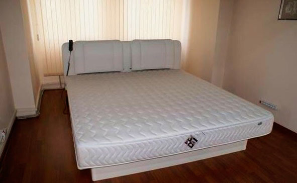 Кровать с водяным матрасом в чехле