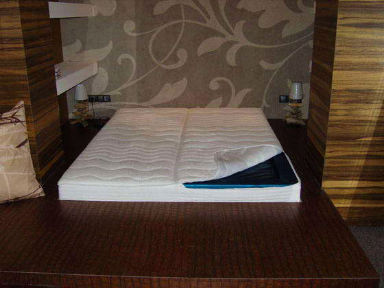 Кровать-подиум с водяным матрасом